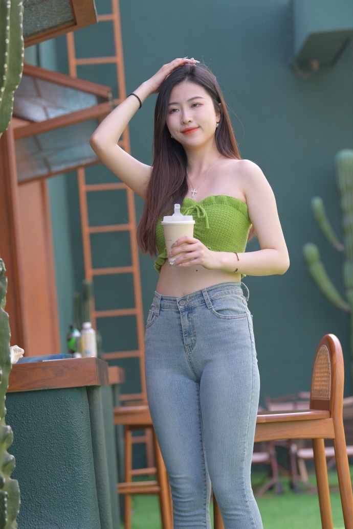 妈妈扶着巨龙坐下